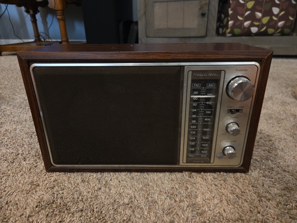 Vintage Realistic MTA-12 AM FM Radio Woodgrain Walnut MODEL 12-693 Tested Issues