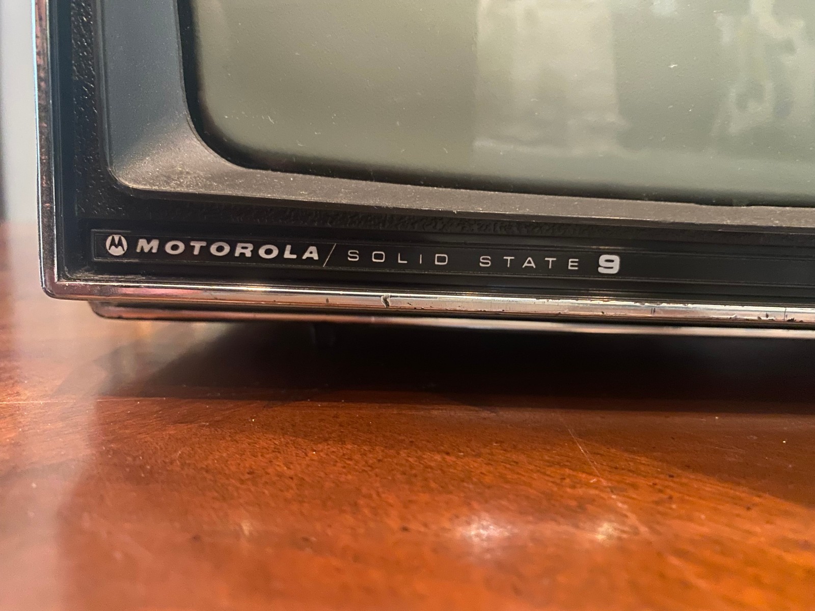 Vintage 1970s Motorola Solid State 9 TV (powers on) Retro Portable TV