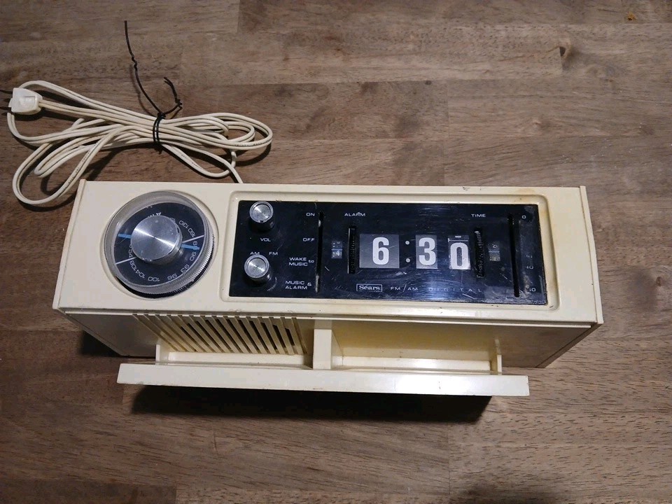 Vintage Sears AM/FM Flip Clock Radio Model 132.20540200 Woodgrain Retro MCM 70s’