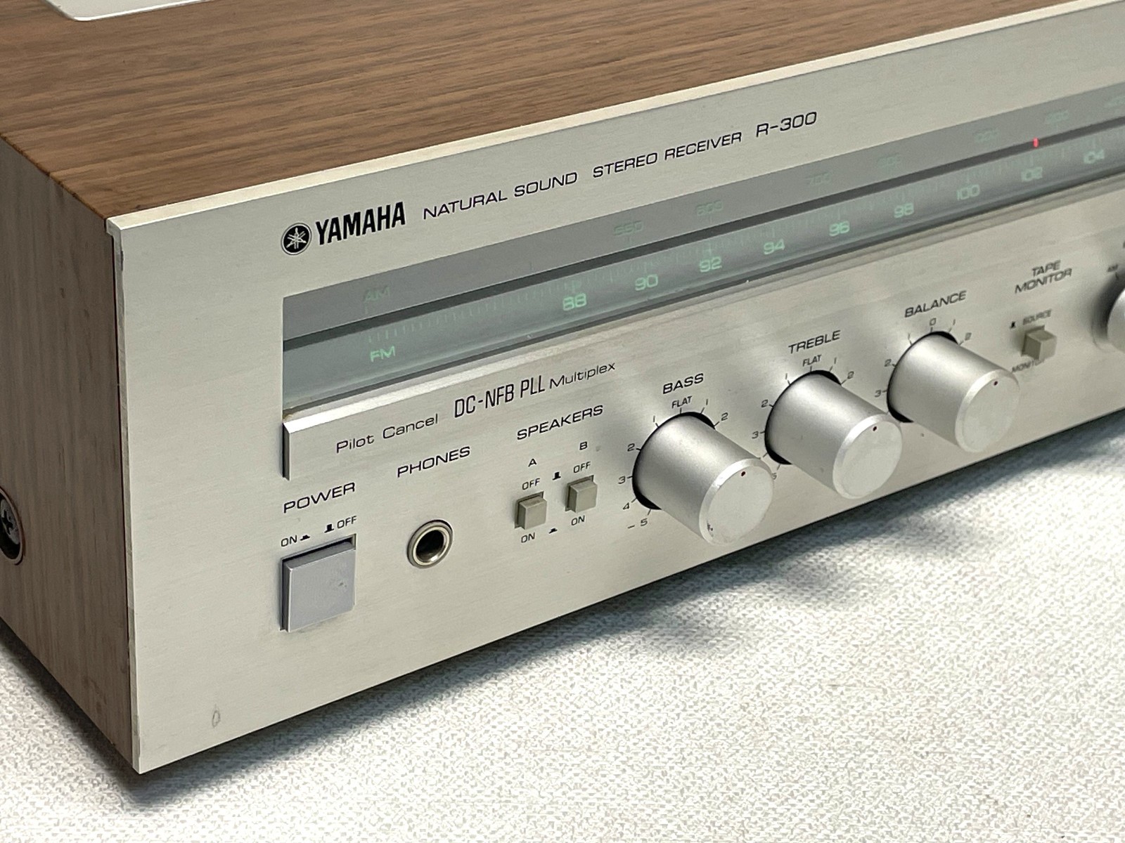 Vintage Yamaha R-300 Stereo Amplifier / Receiver with Phono Input -1980- Japan