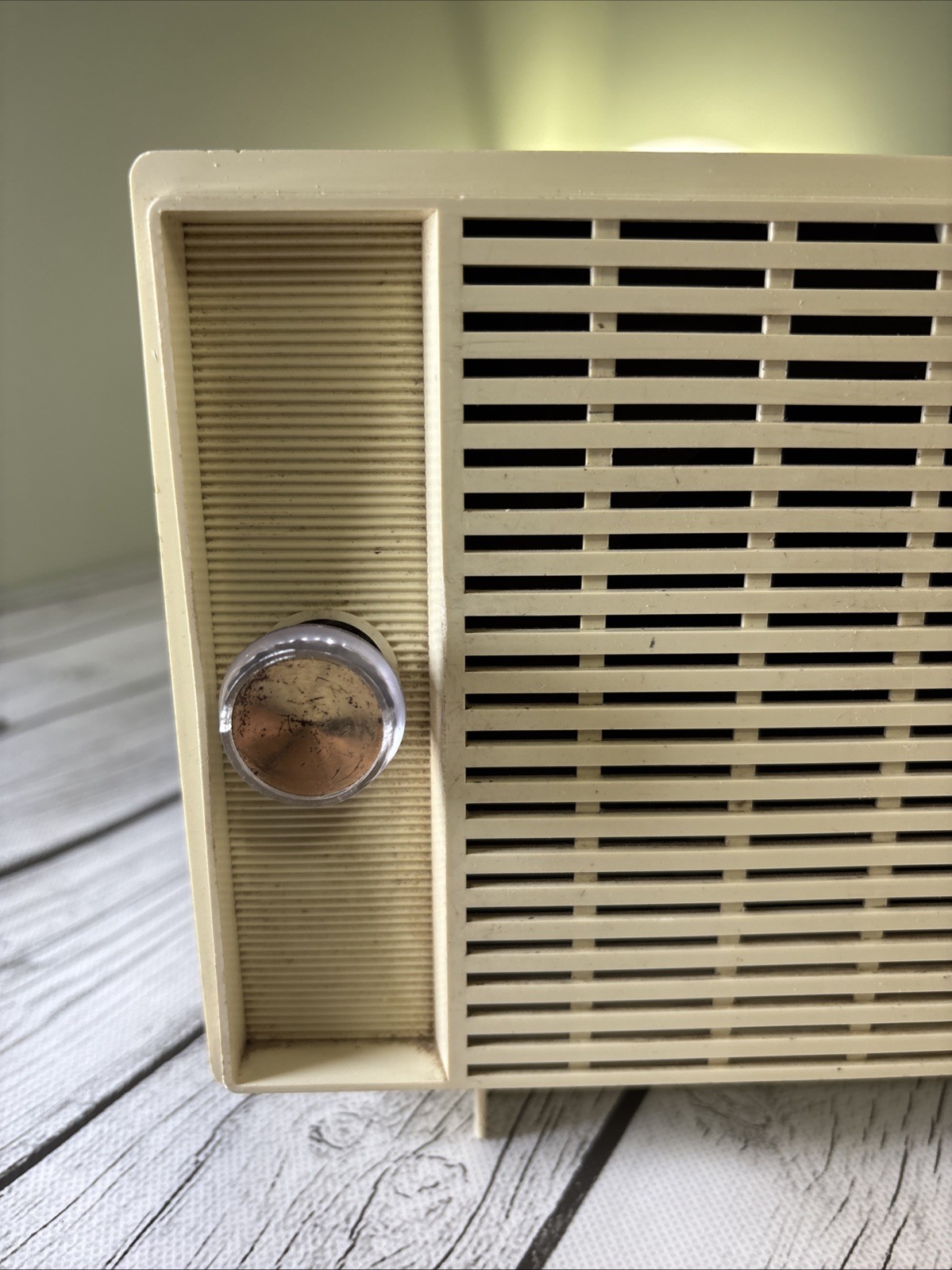 Vintage General Electric Tabletop Tube Radio Late 1950s or 1960s Sandalwood.