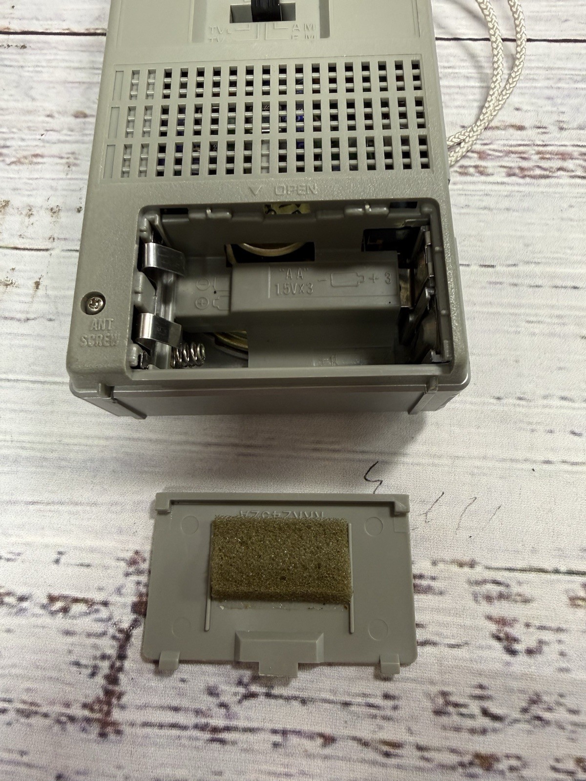 Vintage Panasonic RF-1050 FM/AM/TV Low/TV High Pocket Radio – Working!