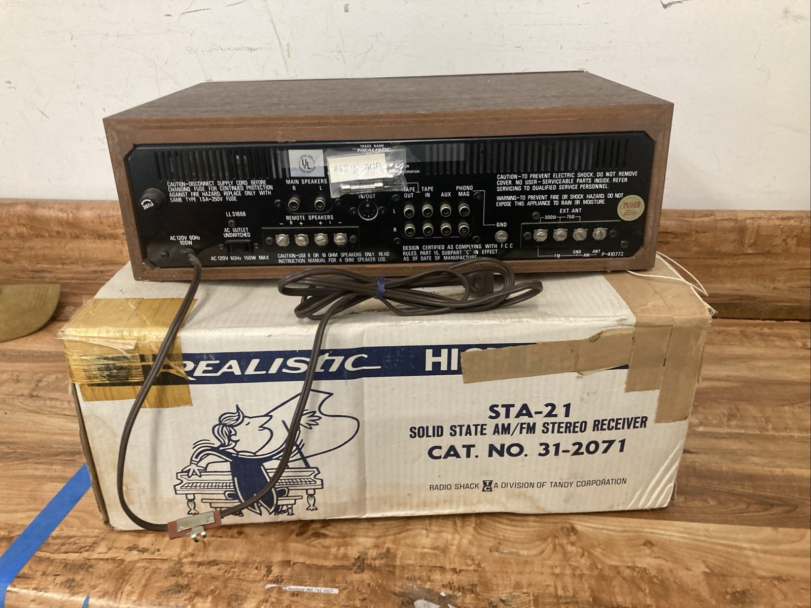 Realistic STA-21 AM/FM Stereo Receiver Walnut Casing. TESTED. WORKS EXCELLENT!
