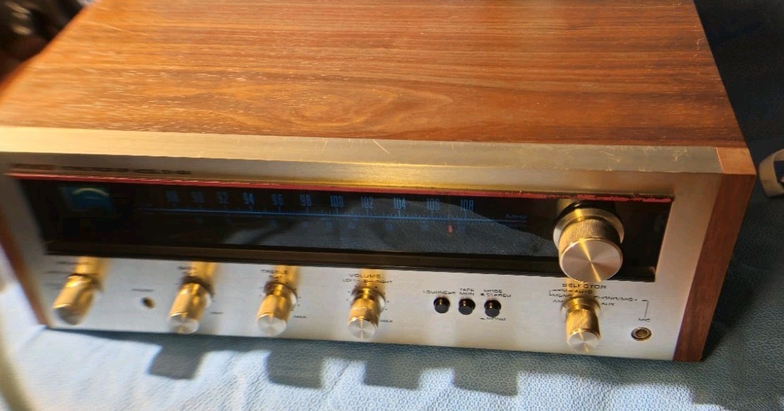 Vintage Pioneer SX-424 Stereo Receiver, Analog Sound, FM and MW (AM) and Phono.