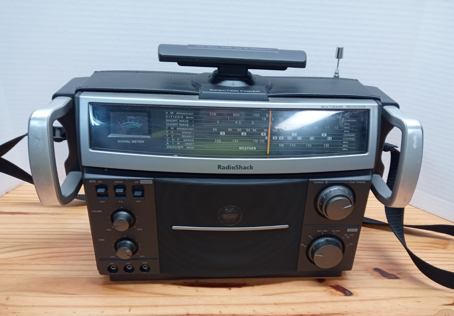 Radio Shack Multiband Receiver 12-795 Radio FM AM CB Short Wave Works Well