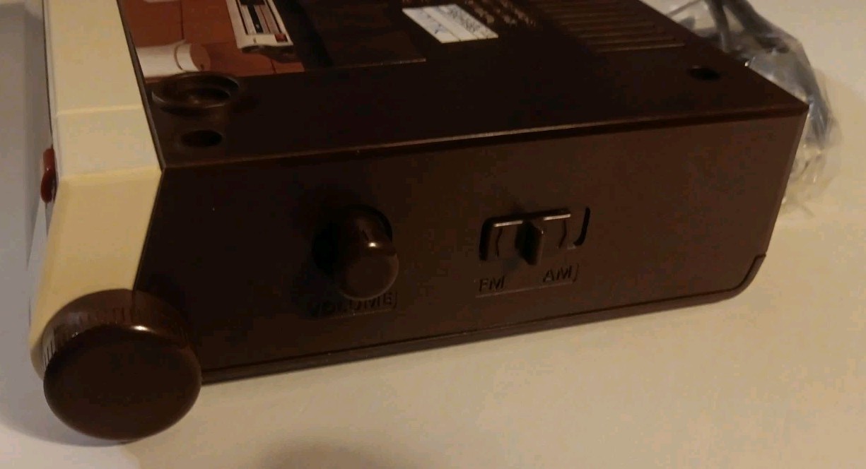 NEW Vintage GE Spacemaker UNDER CABINET Kitchen AM/FM RADIO w/ Clock 7-4212