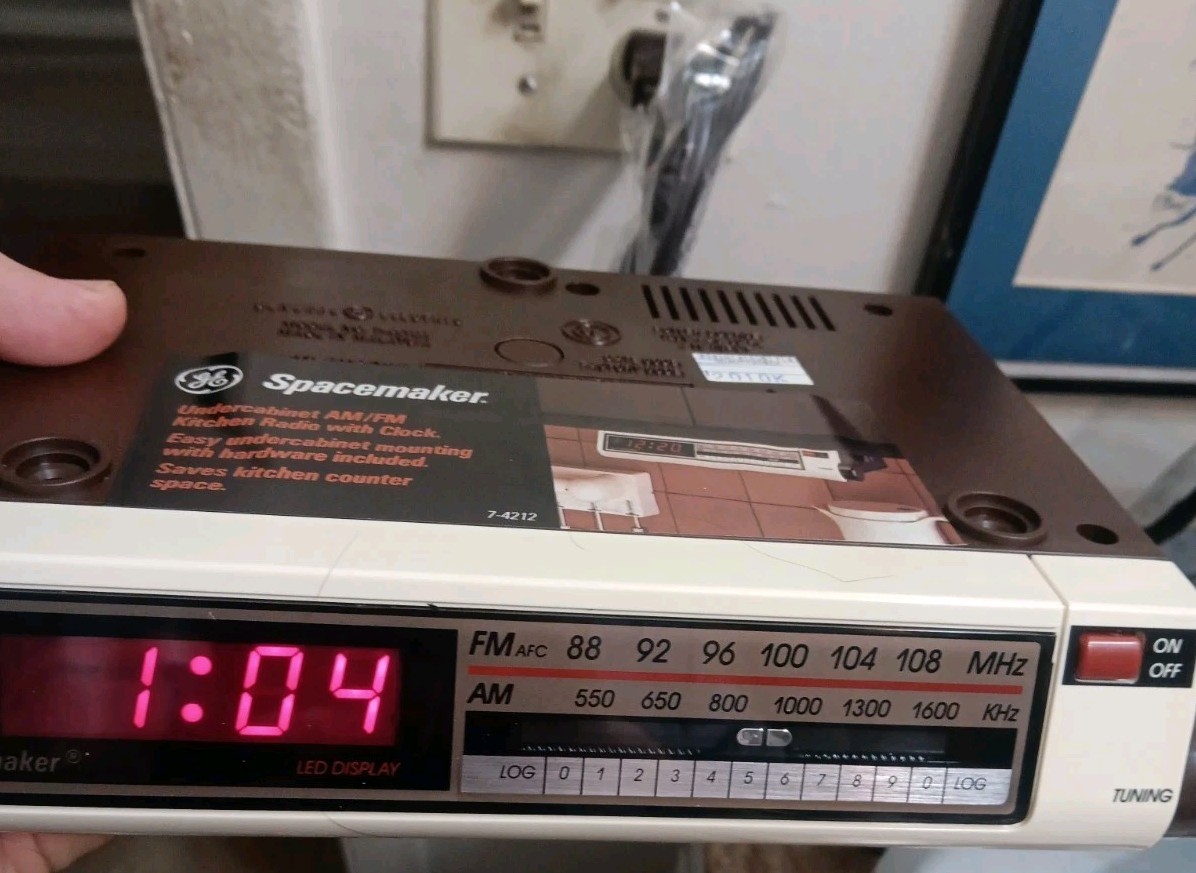 NEW Vintage GE Spacemaker UNDER CABINET Kitchen AM/FM RADIO w/ Clock 7-4212