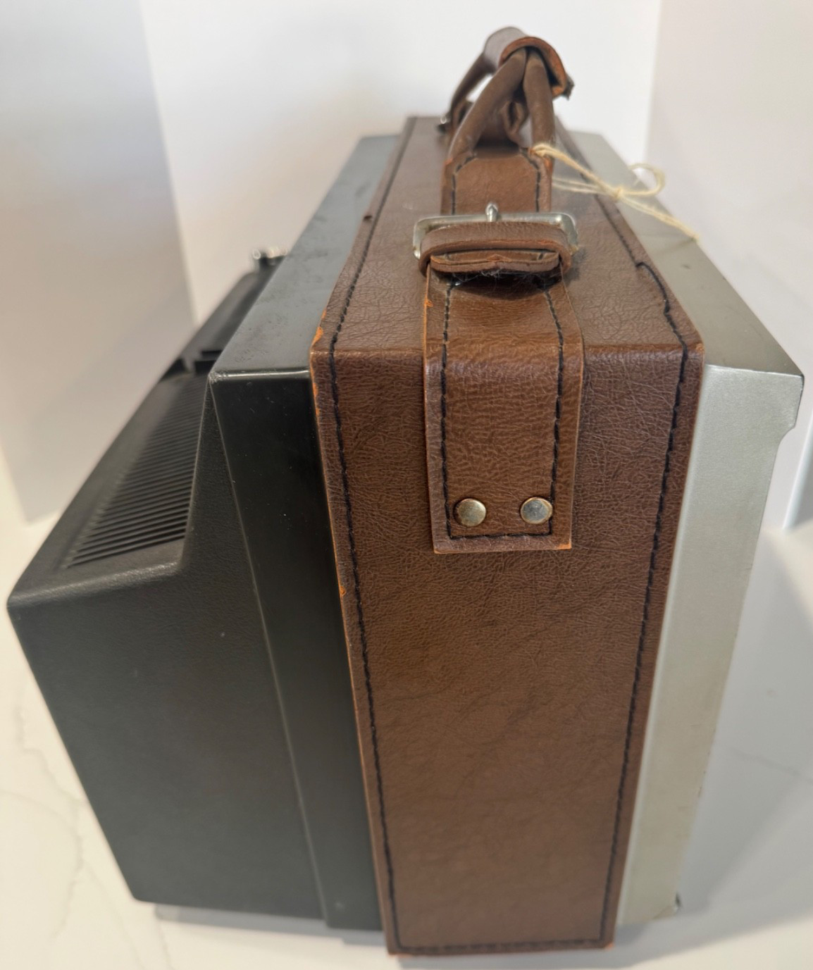 1974 RCA MODEL 127B PORTABLE TV MODEL 127B LEATHER SUITCASE STYLE 12″ TUBE TV