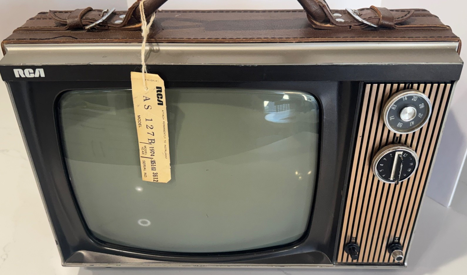 1974 RCA MODEL 127B PORTABLE TV MODEL 127B LEATHER SUITCASE STYLE 12″ TUBE TV