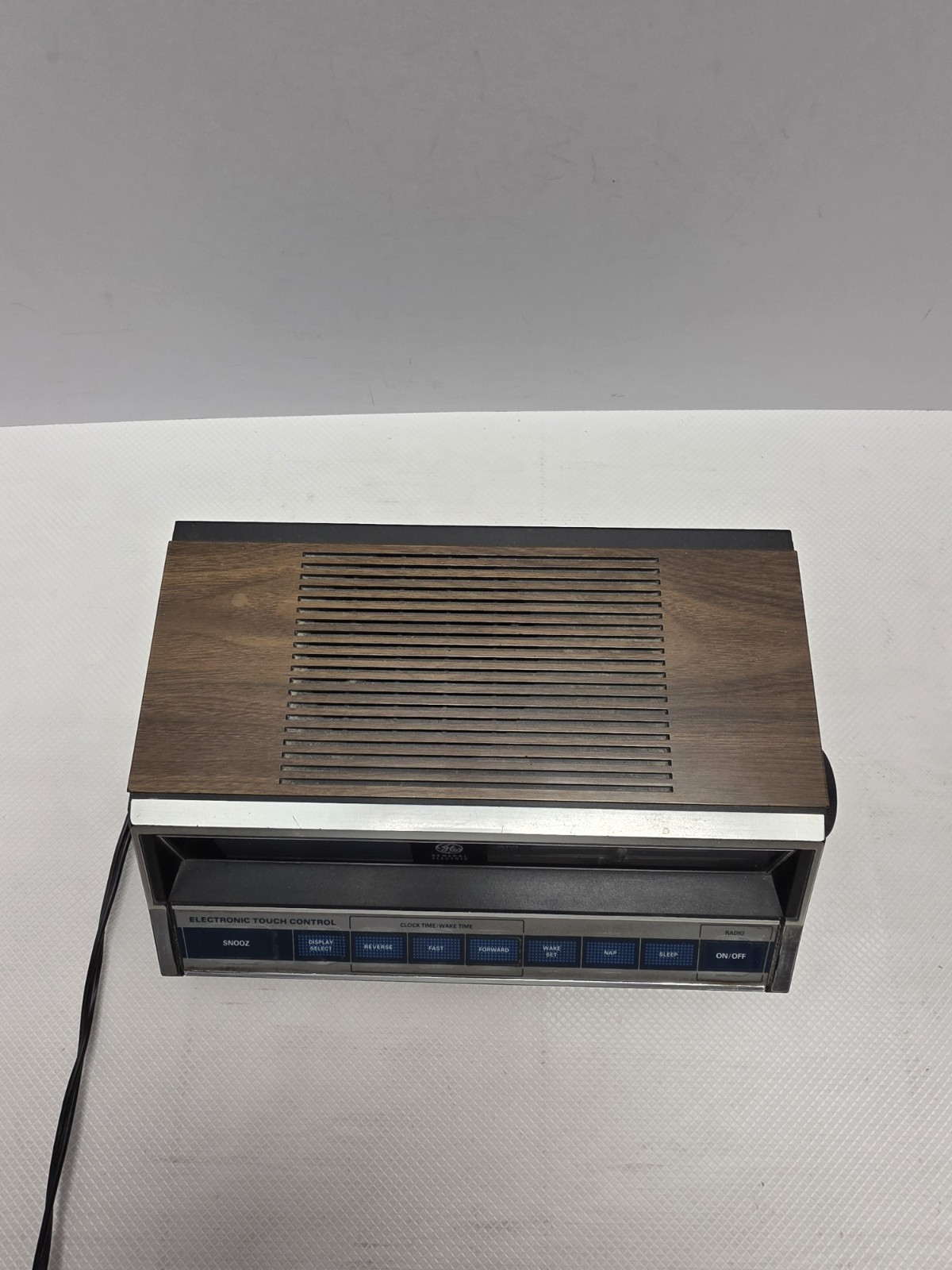Vintage GE 7-4662B AM FM Clock Radio Electronic Touch Control Woodgrain Alarm