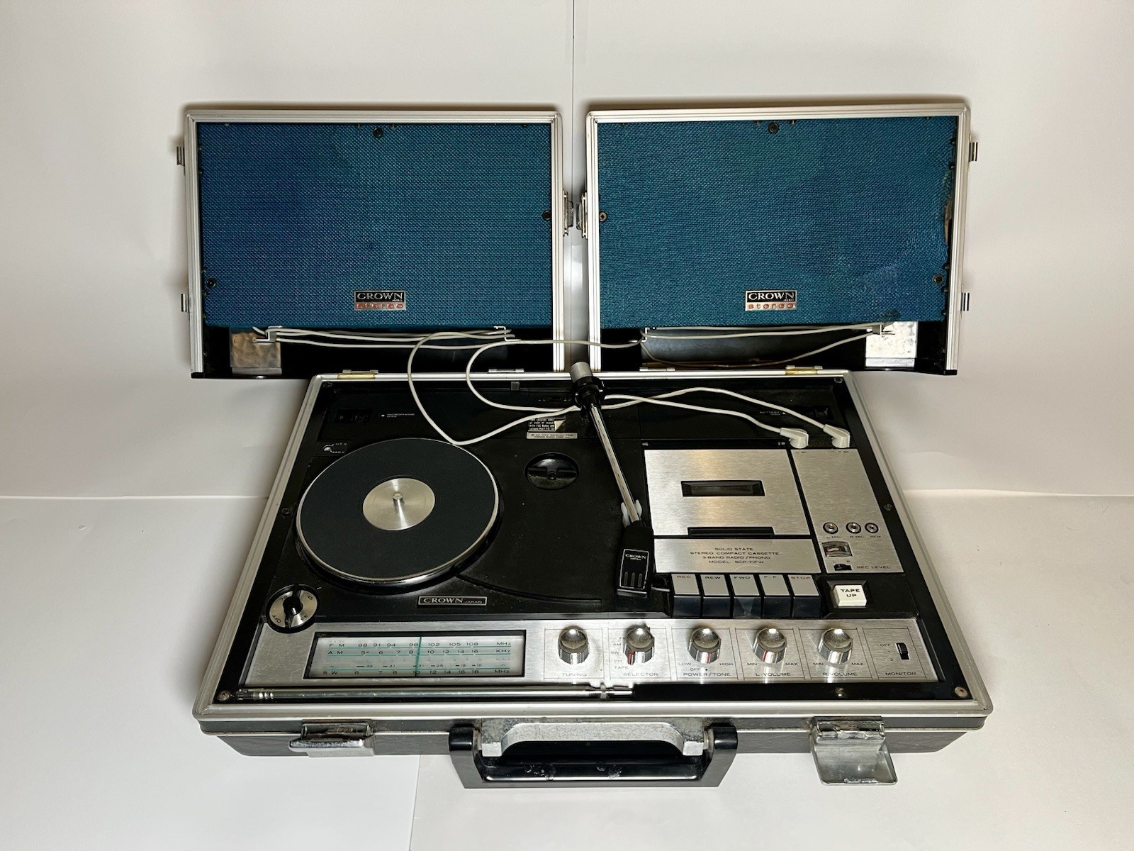 Compact Suitcase Stereo Crown SCP-71FW VTG Tape Record Player – See Description