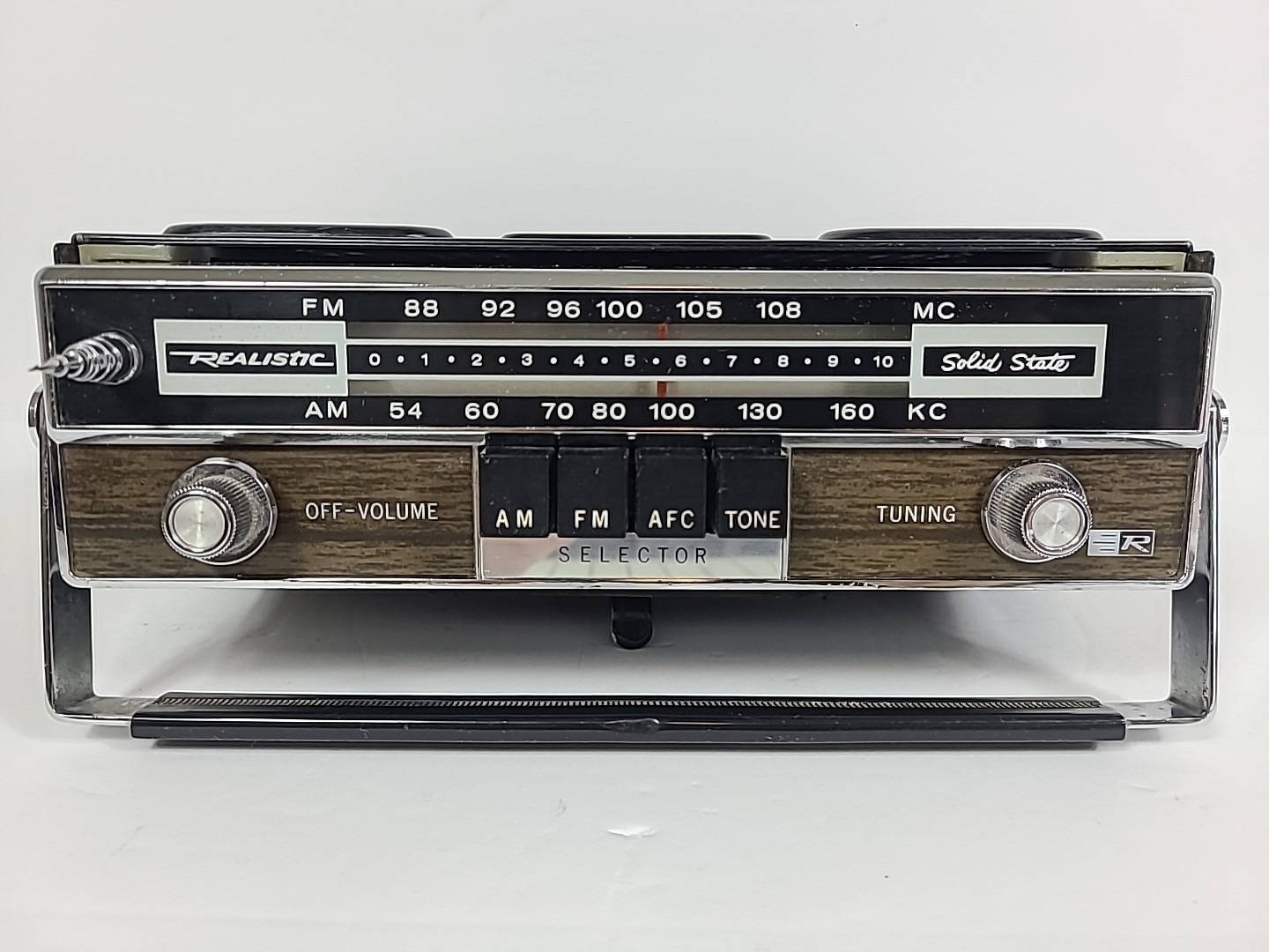 Vintage Realistic FM-AM Auto Autoportable Radio ARS Model 12-677 W/Car Mount