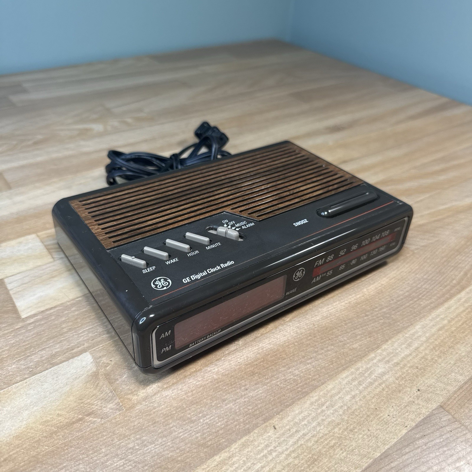RETRO General Electric GE Alarm Clock AM/FM Radio 7-4612A Wood Grain w/ Manual