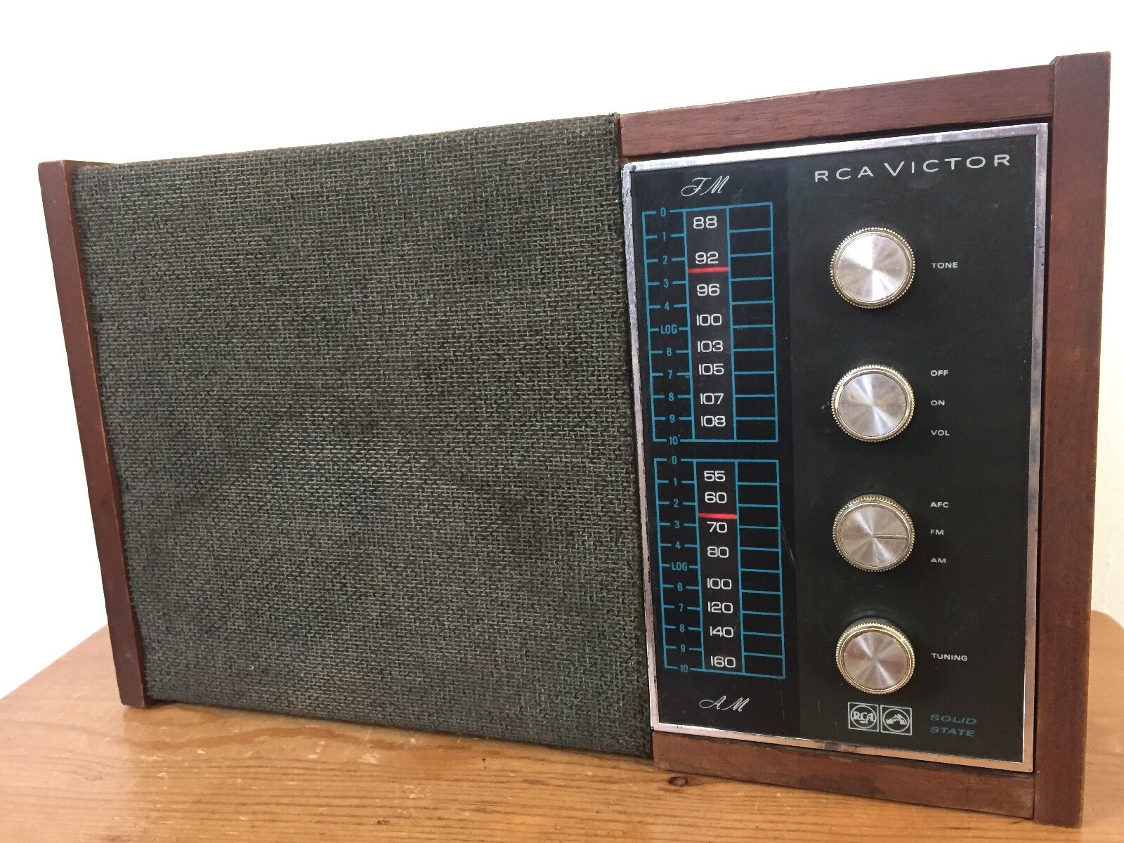 Vintage 1960s RCA Victor Solid State AM FM Tabletop Radio Walnut RHC25W WORKS