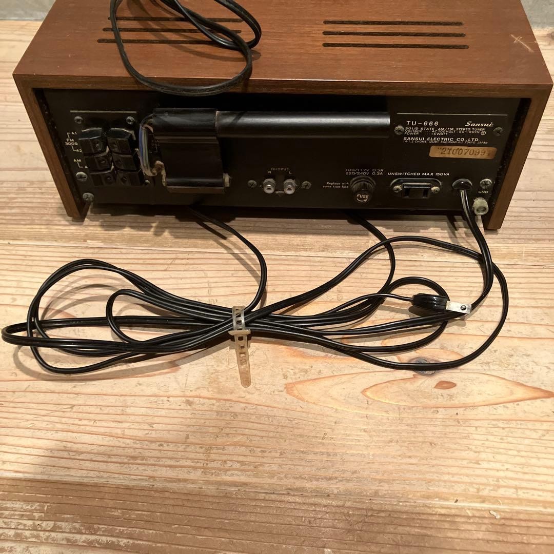 Sansui TU-666 FM/AM Vintage Stereo Tuner Analog Audio Components Power On Japan
