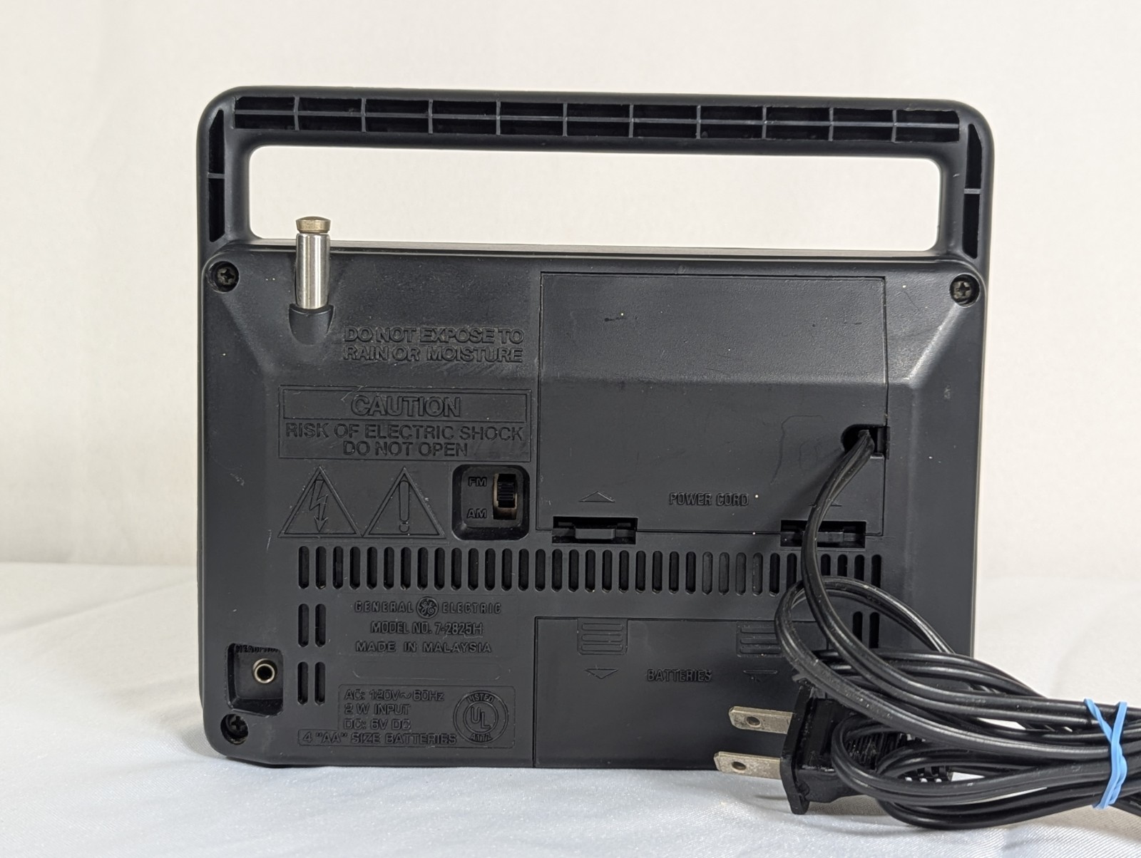 General Electric 2 Way AC/Battery AM/FM Radio Model 7-2825H – Tested