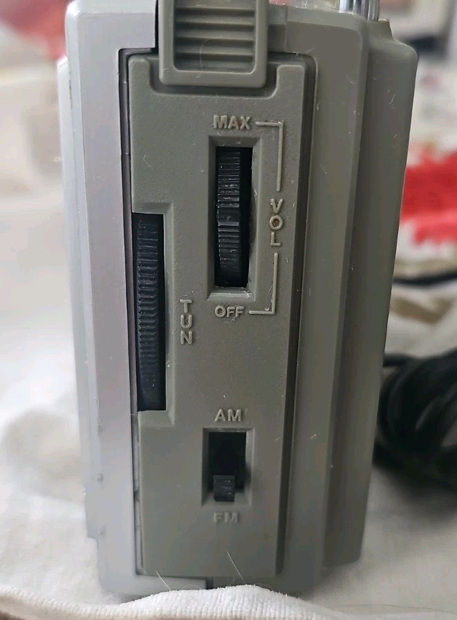 Soundesign Vintage AM/FM 2 band radio Tested Works Great!!