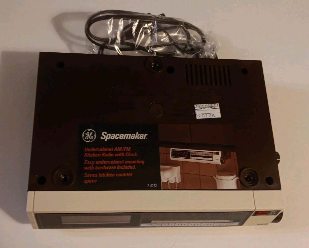 NEW Vintage GE Spacemaker UNDER CABINET Kitchen AM/FM RADIO w/ Clock 7-4212