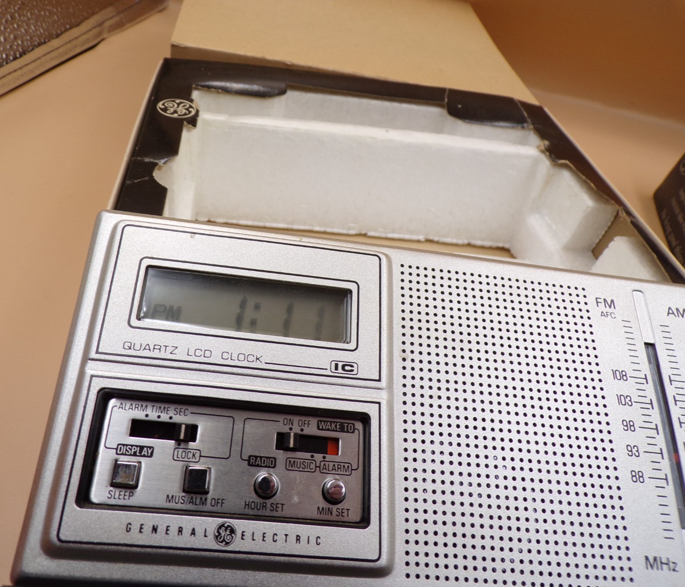 Vintage General Electric GE 7-2100A Portable Clock AM FM Pocket Radio Hong Kong