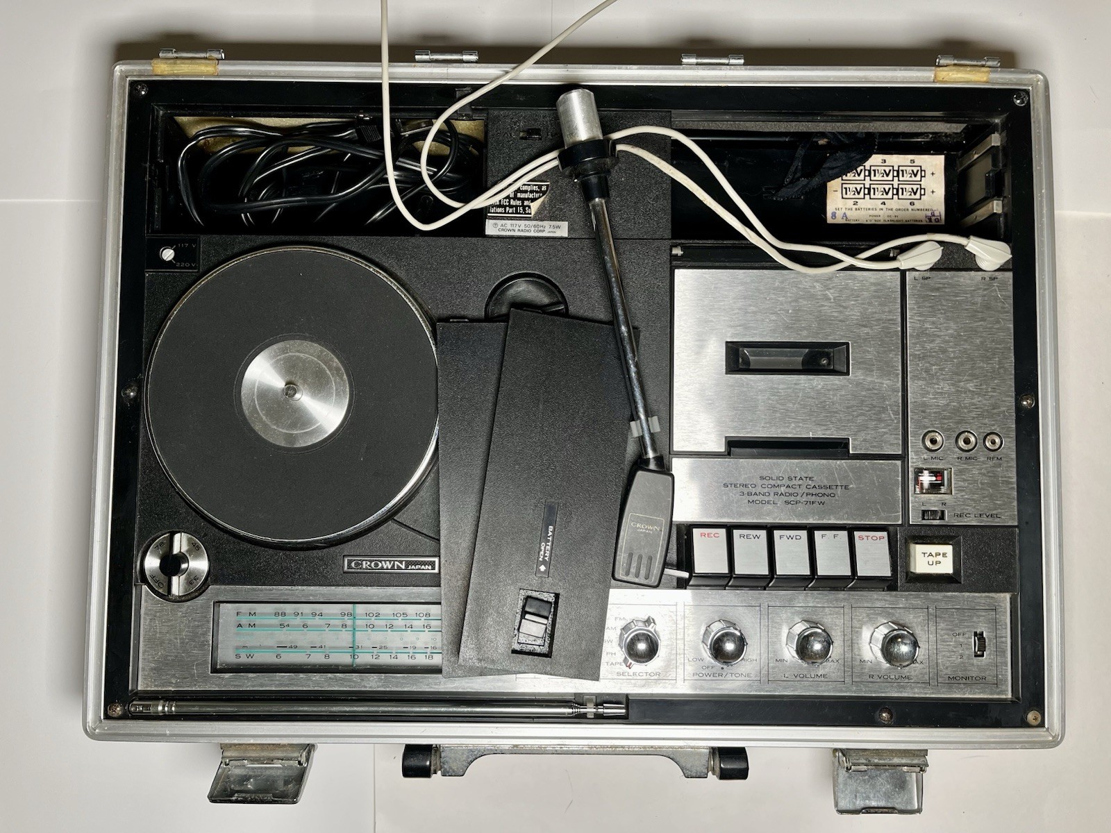Compact Suitcase Stereo Crown SCP-71FW VTG Tape Record Player – See Description
