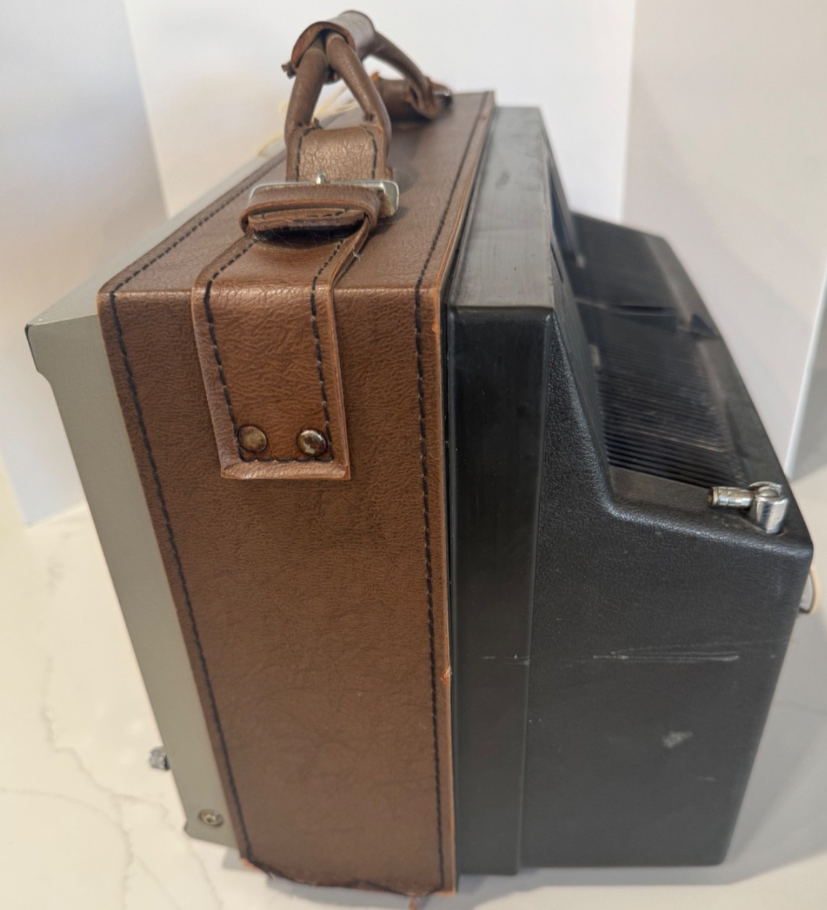 1974 RCA MODEL 127B PORTABLE TV MODEL 127B LEATHER SUITCASE STYLE 12″ TUBE TV