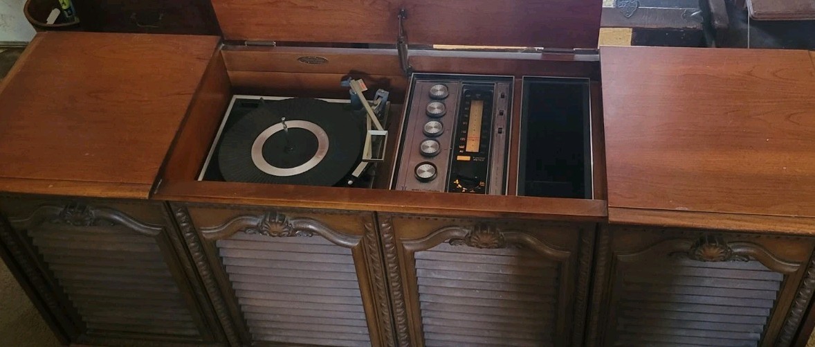 Vintage Sears Silvertone Stereo Phonograph Radio FM/AM Model 3076 Colonial