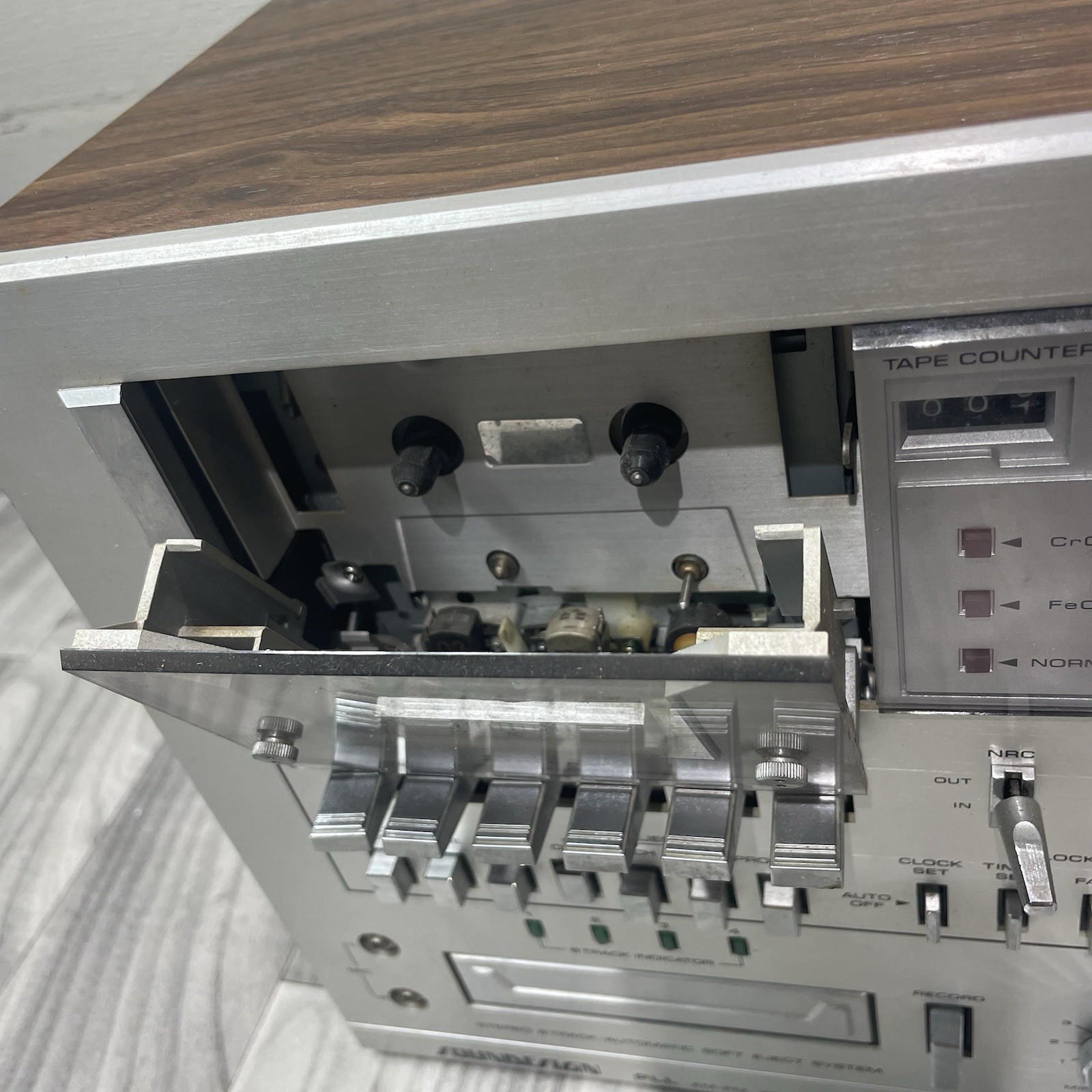 Soundesign PLL 5988 AM/FM Stereo Receiver Cassette & 8-Track & Record Player