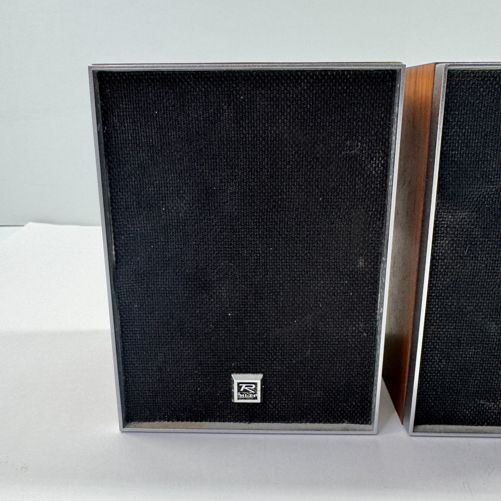Realistic Hi Fi Bookshelf Speakers Oak Veneer 8ohm 1970s Realistic SP2 TESTED