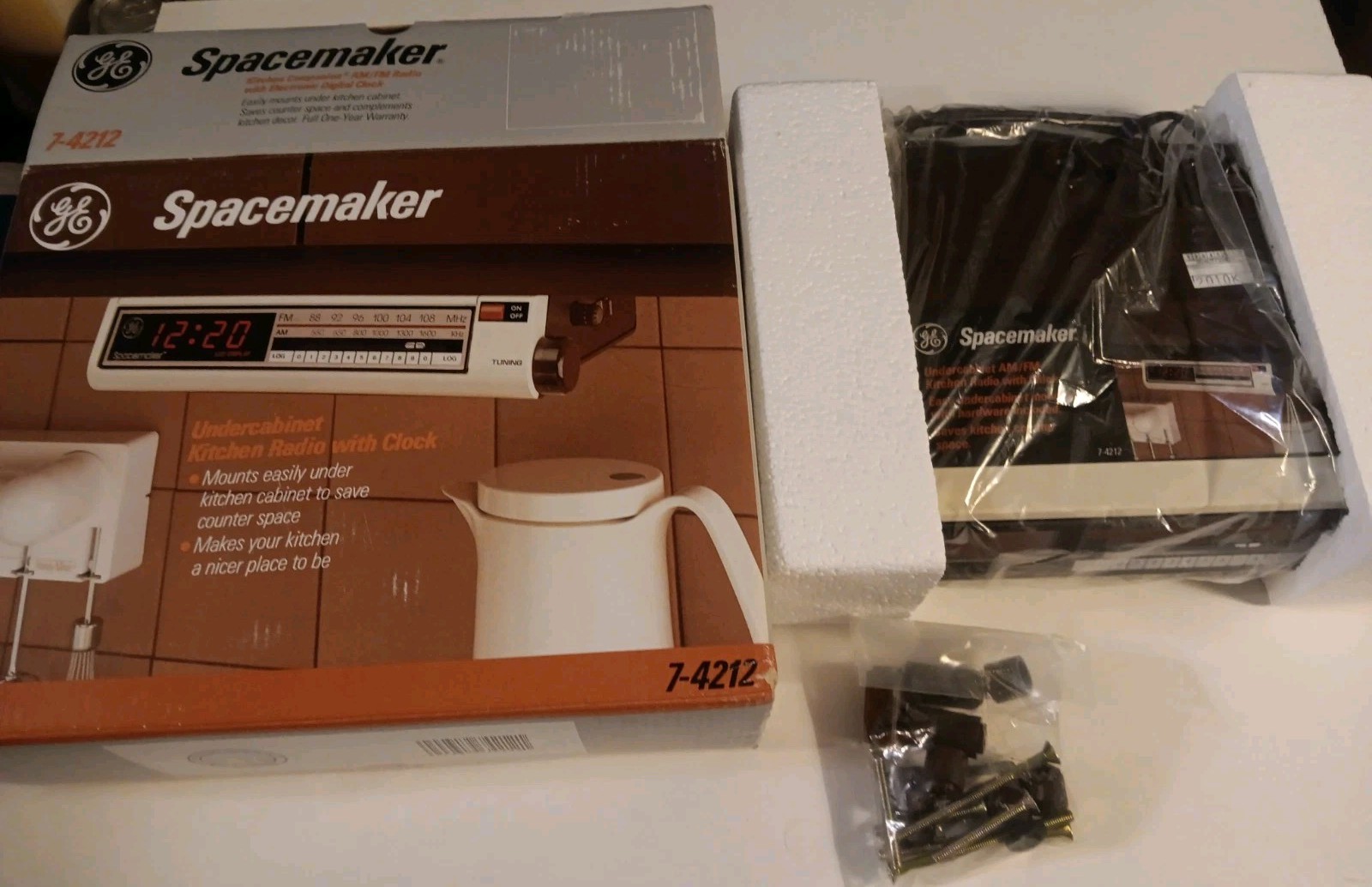 NEW Vintage GE Spacemaker UNDER CABINET Kitchen AM/FM RADIO w/ Clock 7-4212
