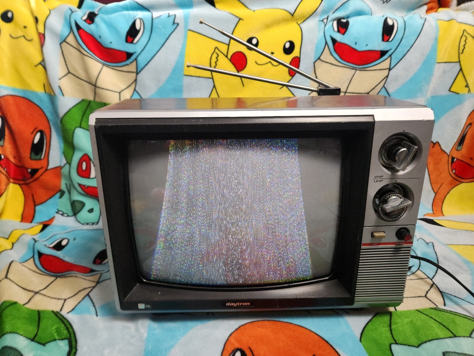 1987 Daytron By Daewoo – 13″ VHF & UHF Television w/ Woodgrain | Powers On