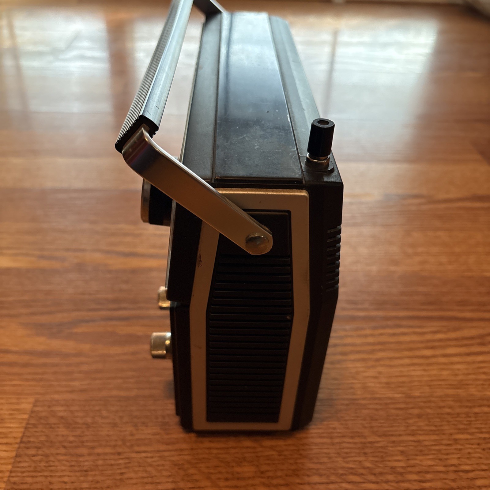 Vintage Portable Radio Realistic Patrolman-50 Raidoshack Chrome tested works