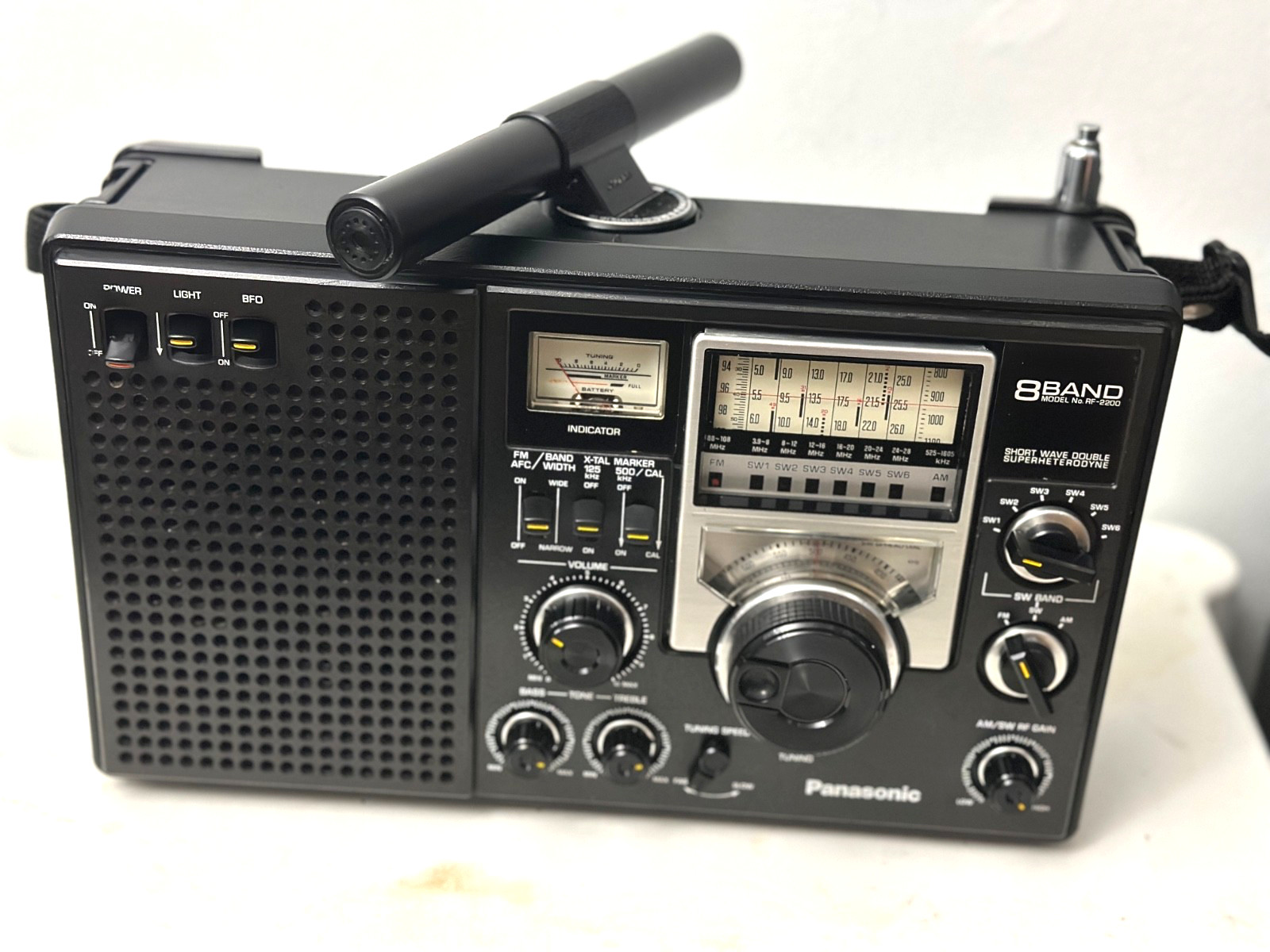 Panasonic 8BAND FM/AM/ SW1-6 Receiver, Model No RF-2200 , Tested/Works..