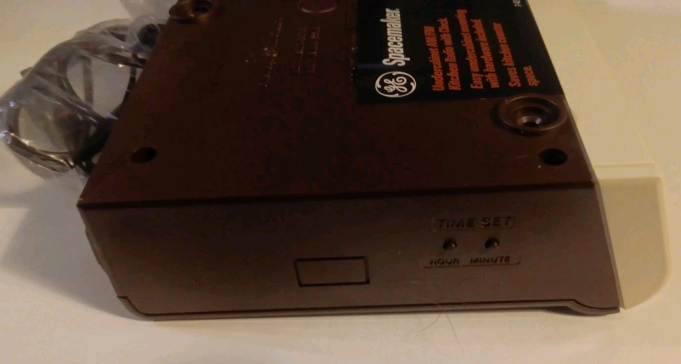NEW Vintage GE Spacemaker UNDER CABINET Kitchen AM/FM RADIO w/ Clock 7-4212