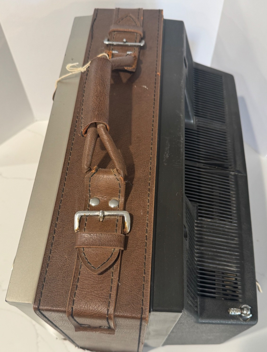 1974 RCA MODEL 127B PORTABLE TV MODEL 127B LEATHER SUITCASE STYLE 12″ TUBE TV