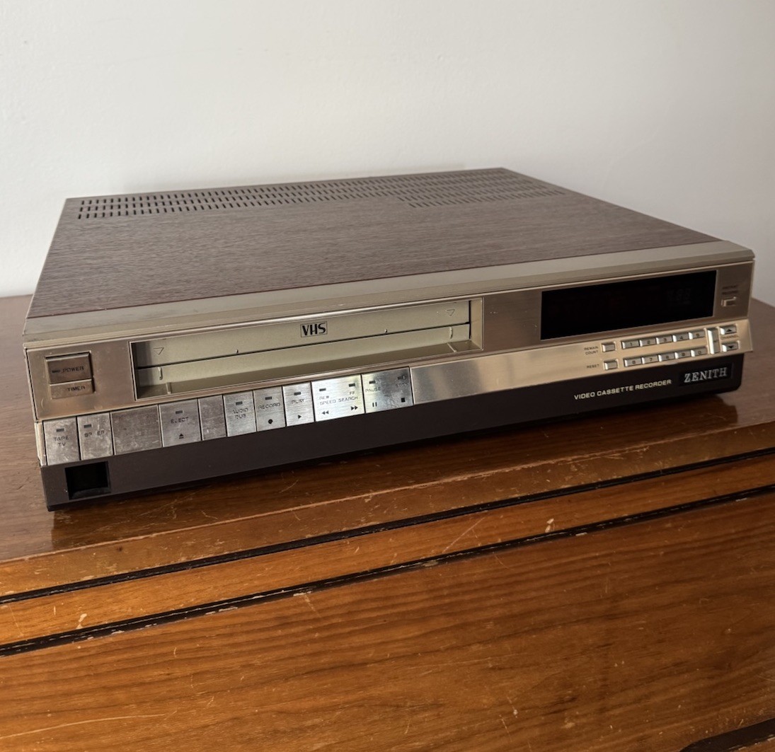 For Repair / Parts Vintage Zenith VR 3000 VCR Video Cassette Recorder Wood Grain
