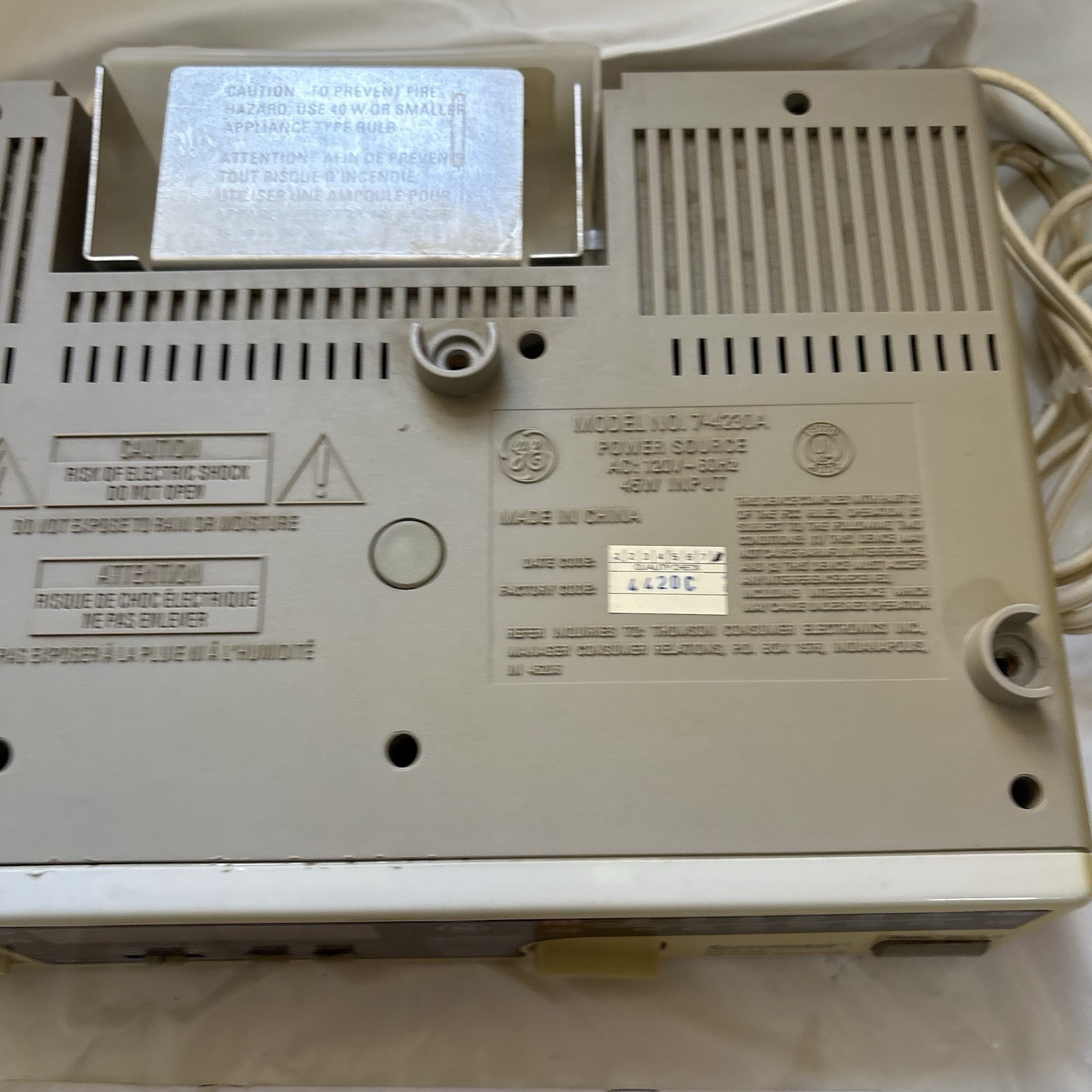 Vintage GE SPACEMAKER AM/FM Radio 7-4230A Under Cabinet Mount w/ Light READ!