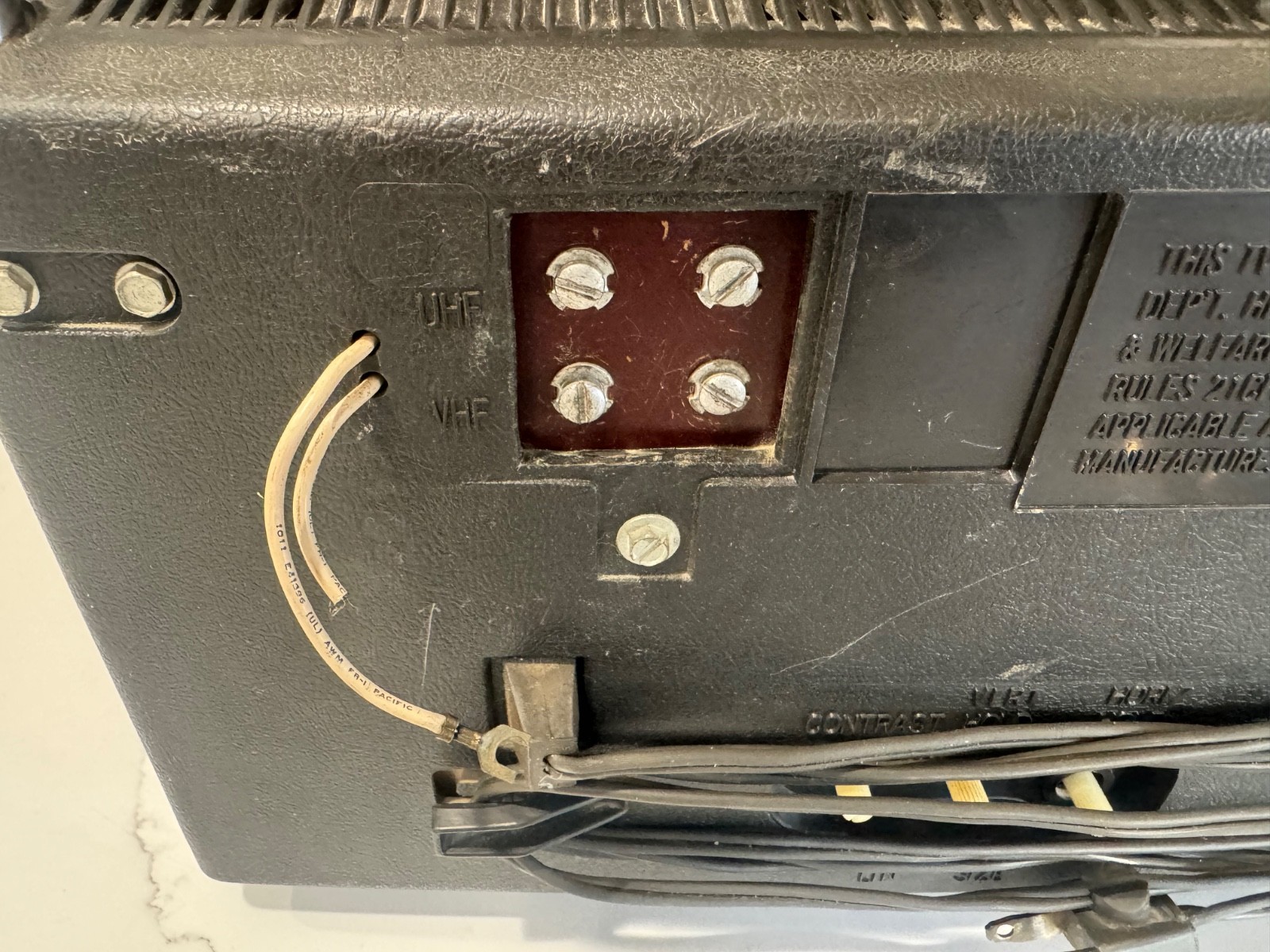 1974 RCA MODEL 127B PORTABLE TV MODEL 127B LEATHER SUITCASE STYLE 12″ TUBE TV