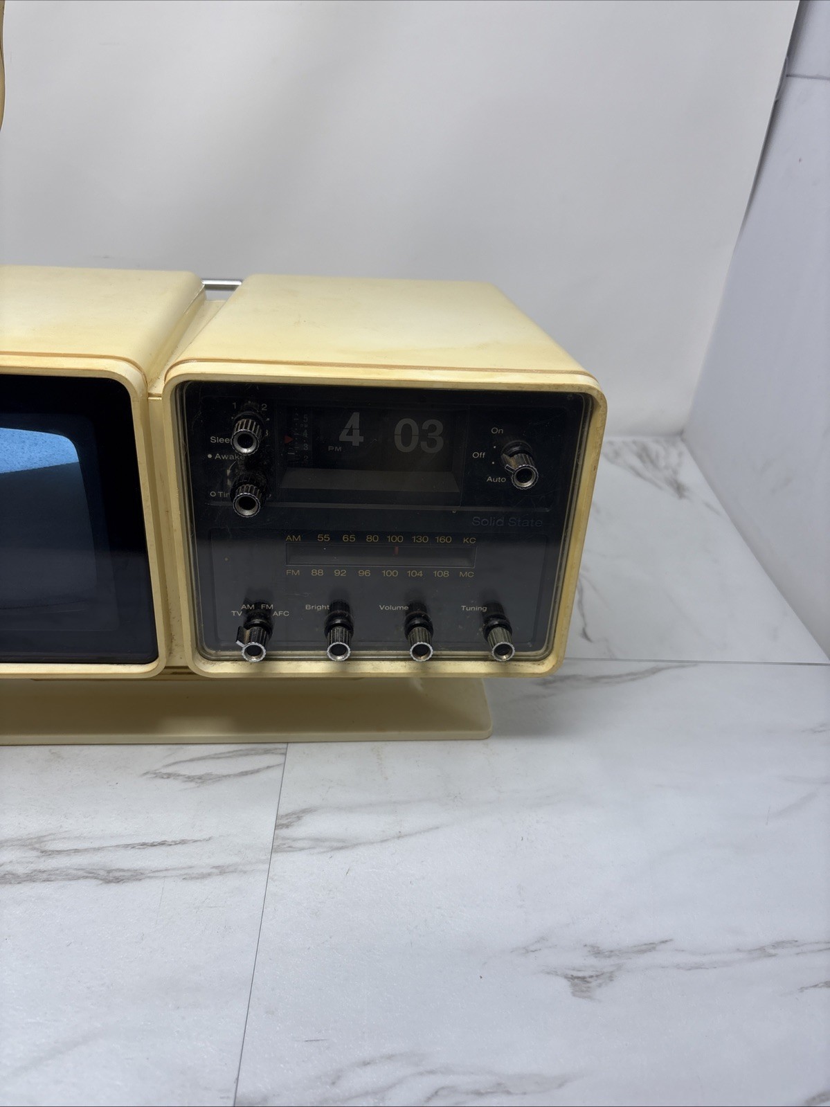 Rare 1974 RCA AT 059Y “ELVIS ” “LUNAR 1” AM/FM/Television/Clock- Tested