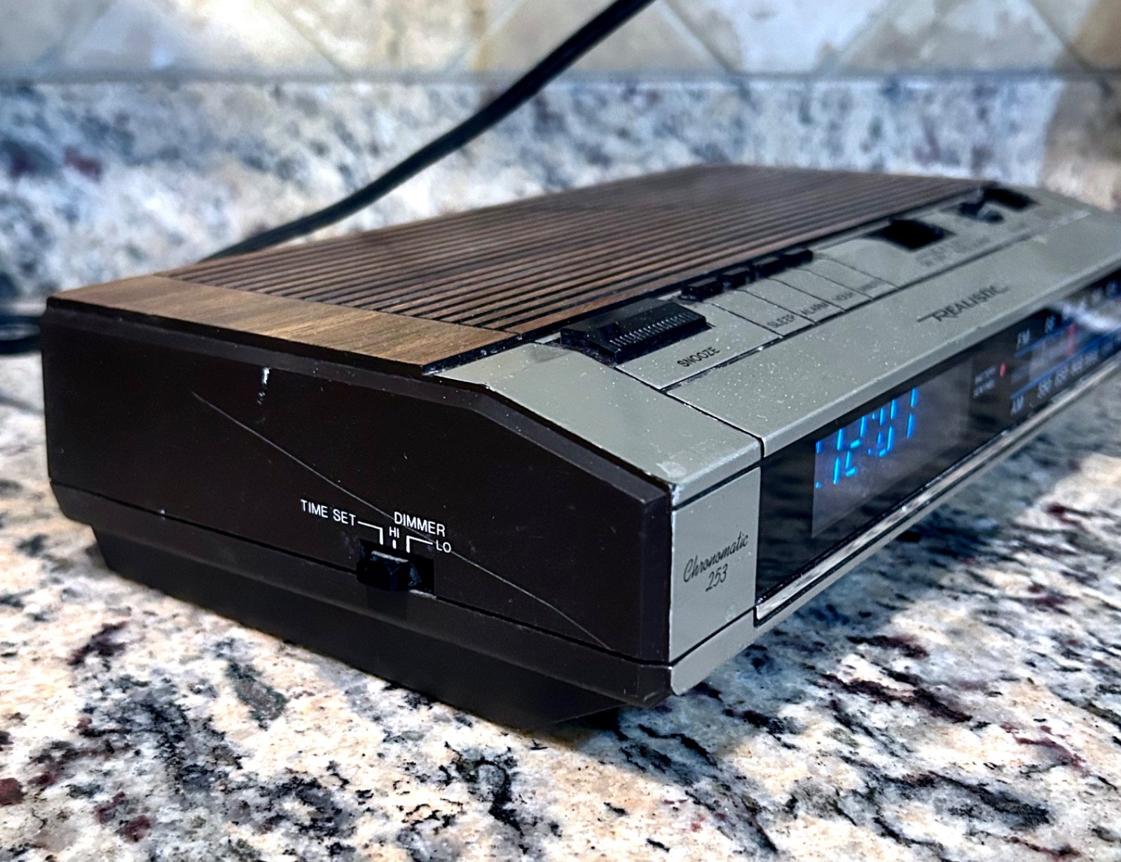 Vtg Realistic Chronomatic 253 AM/FM Clock Radio Wood Grain Blue Display WORKS