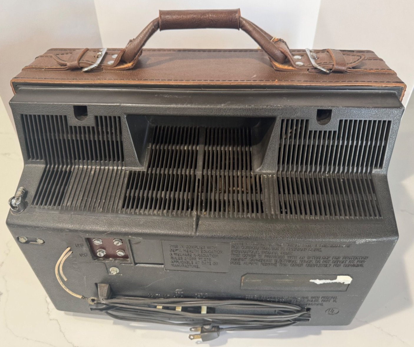 1974 RCA MODEL 127B PORTABLE TV MODEL 127B LEATHER SUITCASE STYLE 12″ TUBE TV