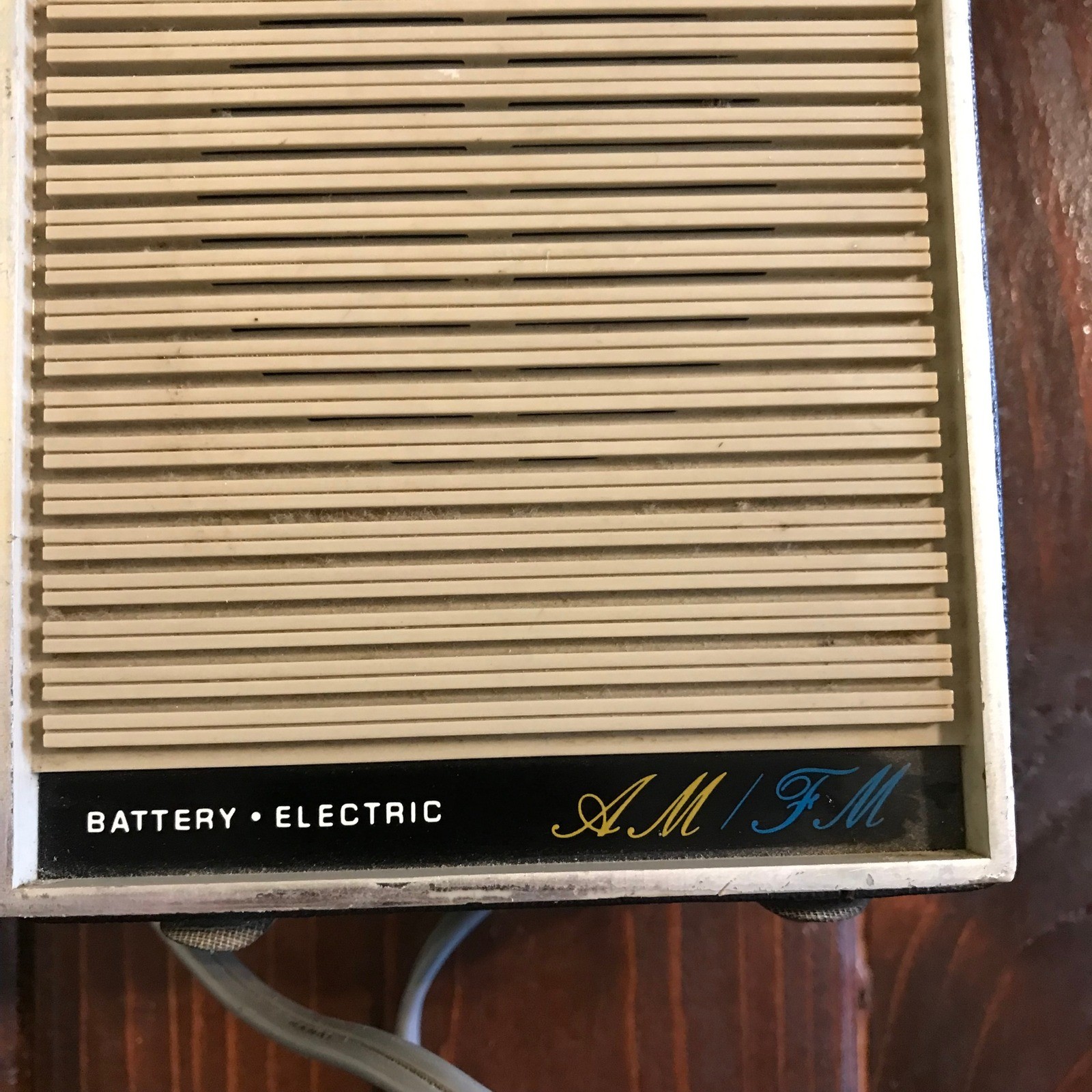 Vintage Midland Solid State AM FM Portable Radio Battery Electric Black Case