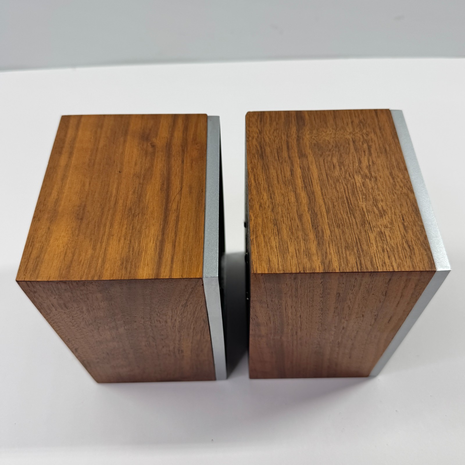 Realistic Hi Fi Bookshelf Speakers Oak Veneer 8ohm 1970s Realistic SP2 TESTED