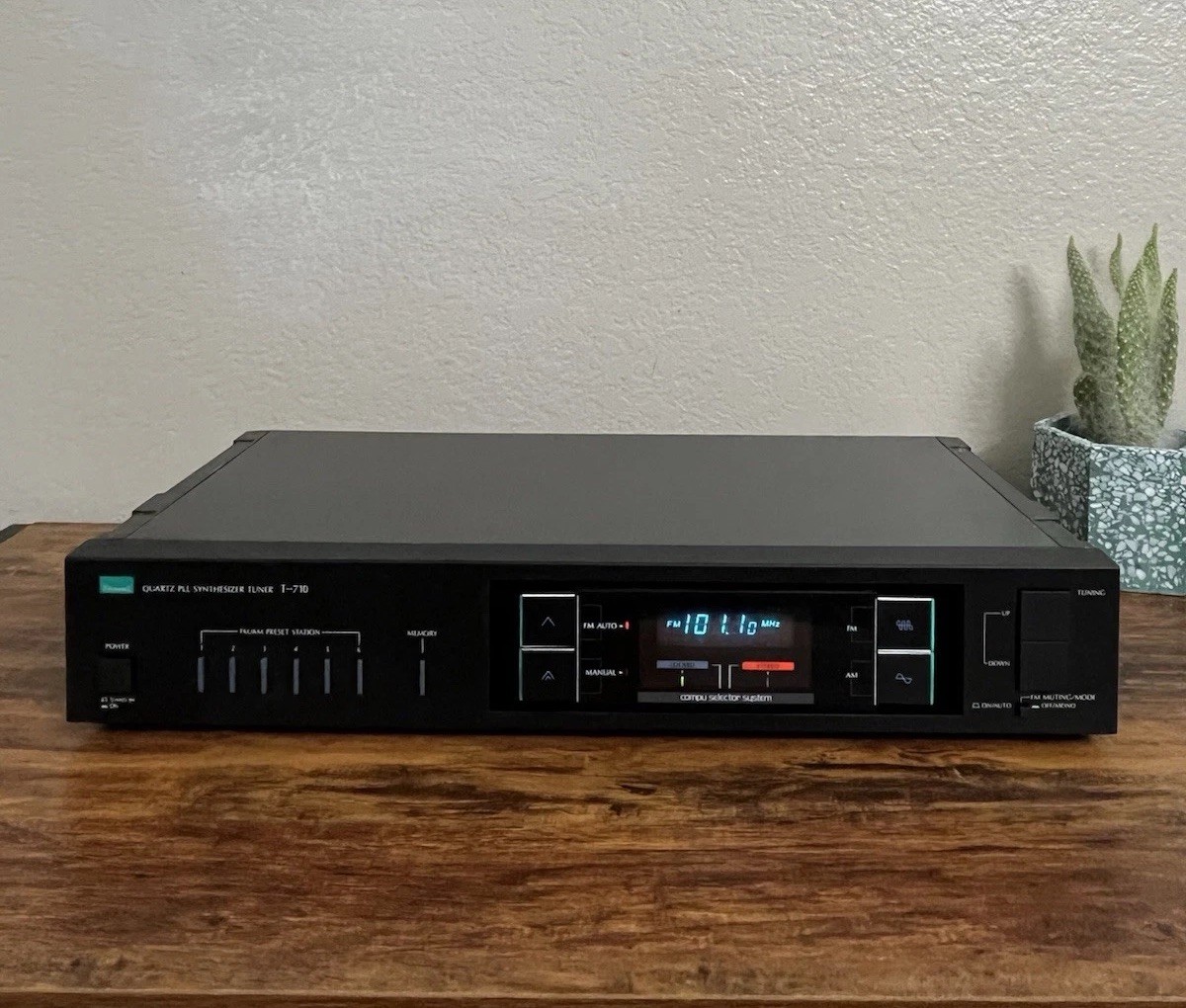 Vintage Sansui T-710 Quartz PLL Synthesizer AM/FM Stereo Tuner Tested -JAPAN