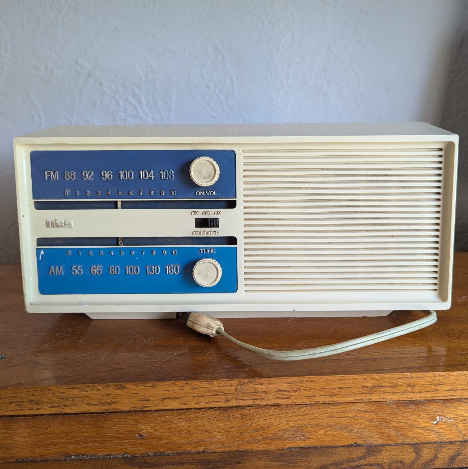 RCA RZC225Y Radio Snow Blue Vintage Solid State AFC AM FM Works