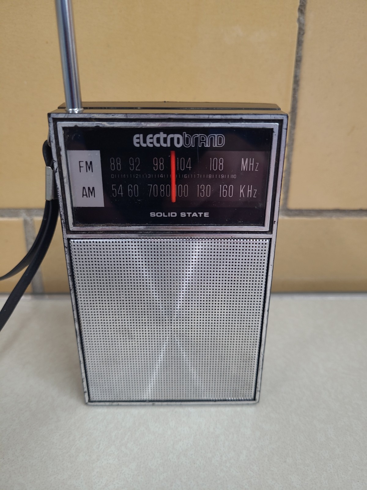 Vintage Electro Band De Luxe Solid State Model 825 AM/FM Radio Works Really Good