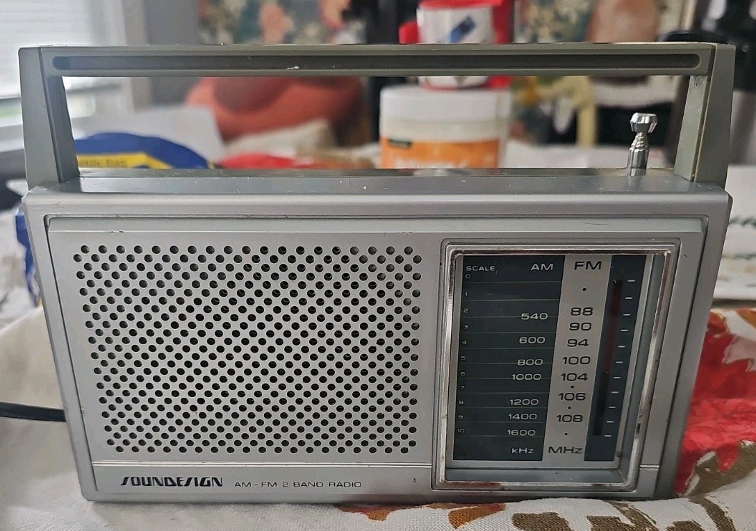 Soundesign Vintage AM/FM 2 band radio Tested Works Great!!