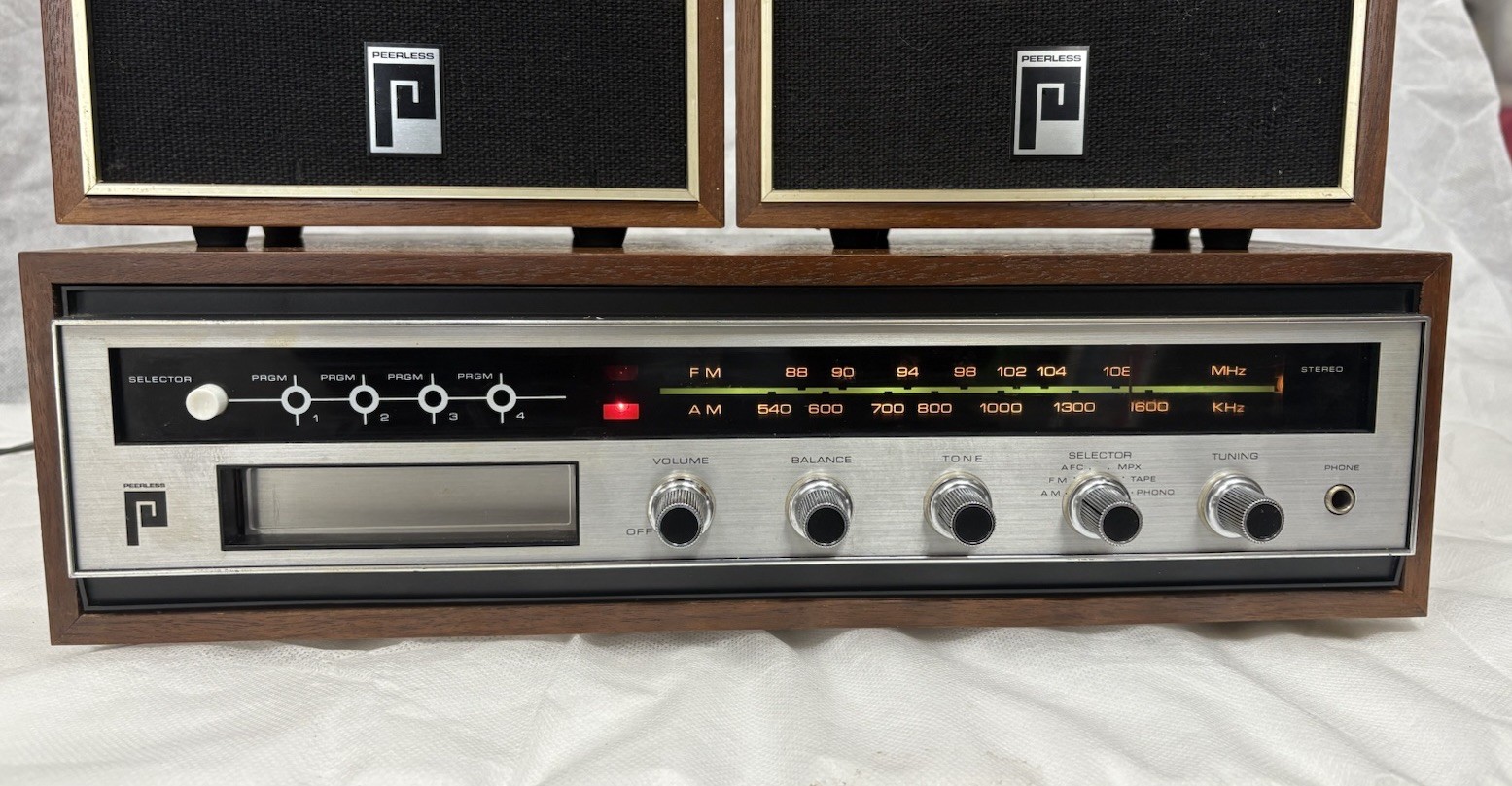 Vintage Peerless Solid State Stereo 8 track Model HSP-25 Am/Fm Work Tested.