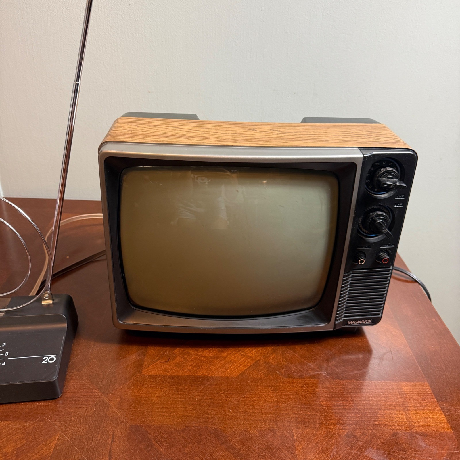 Vintage Magnavox BG3741AK01 CRT TV Retro 1986 Wood Grain Portable Television