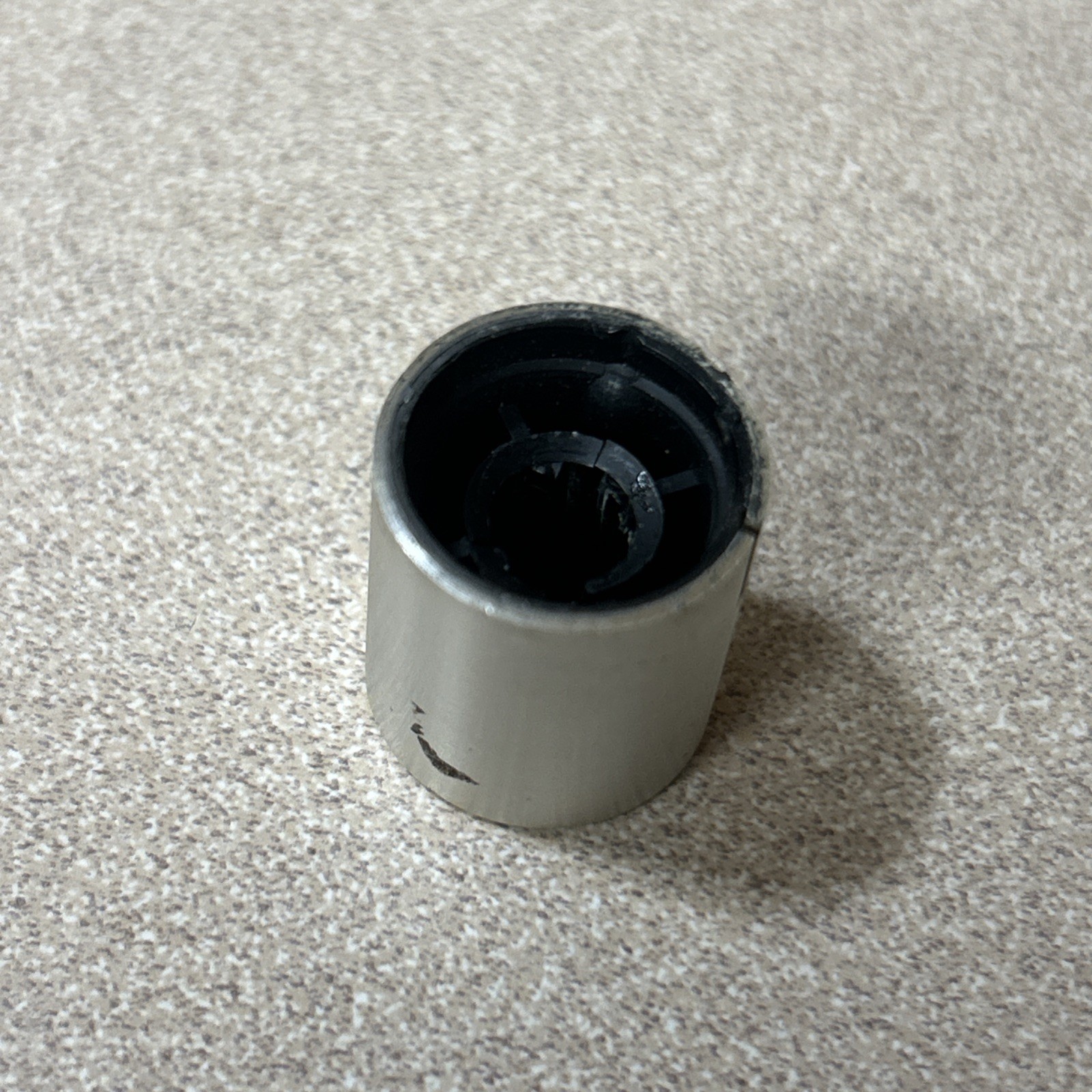 Bose 1801 Amp Knob Original – 1 knob – Cracked plastic inner housing