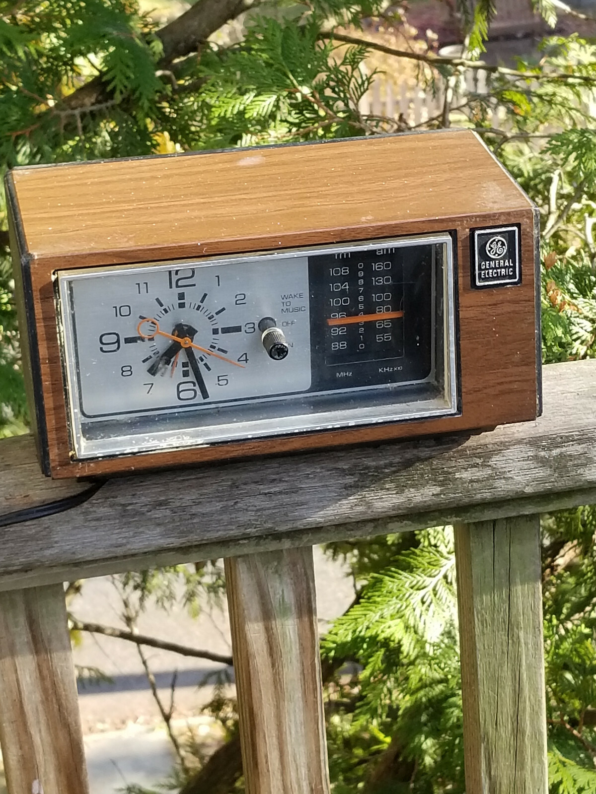 VINTAGE GENERAL ELECTRIC AM FM CLOCK DESK RADIO 7-4550C